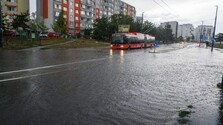 FOTO/VIDEO: Bratislavu zasiahla supercela. Viaceré cesty v meste a okolí zablokovali popadané stromy a zaliala voda